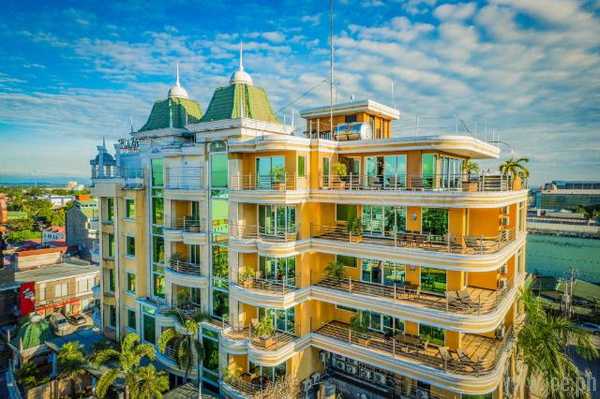 Fields Plaza Condo, Angeles / Clark